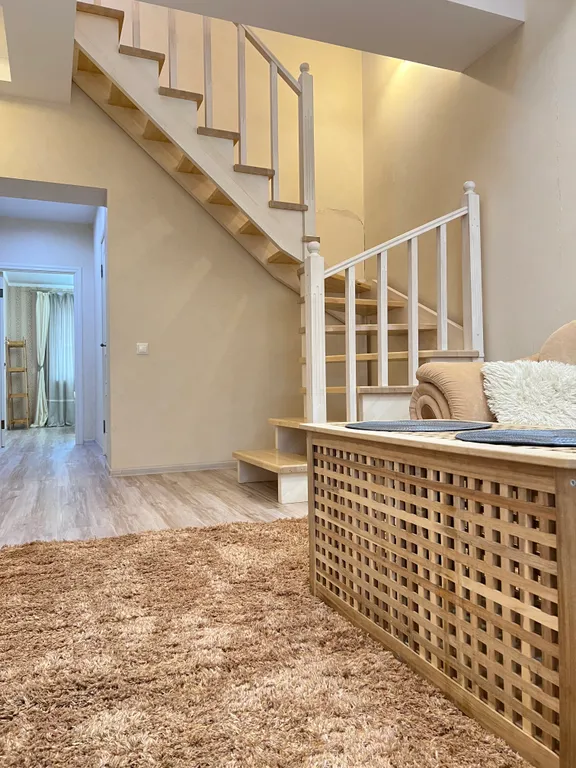 Светлая квартира с мансардой в центре города