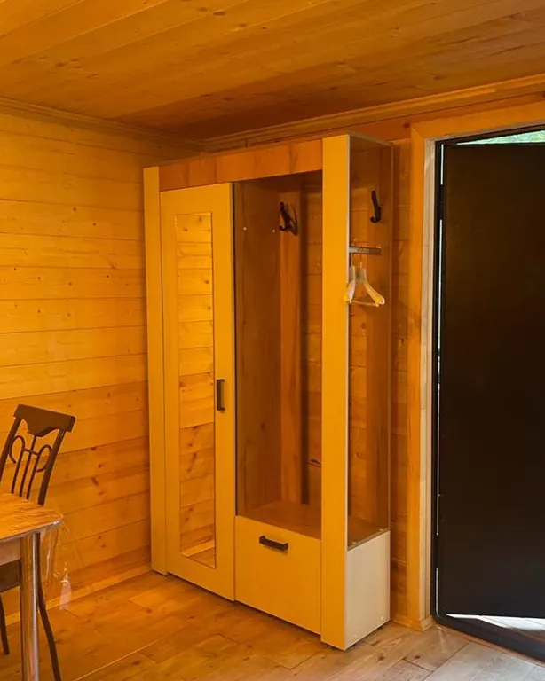 Домики-шале с видом на сосновый лес