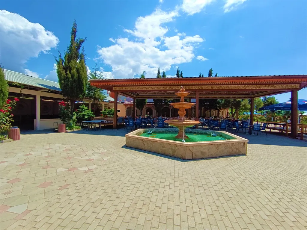 Семейный апартамент с зеленым патио у моря