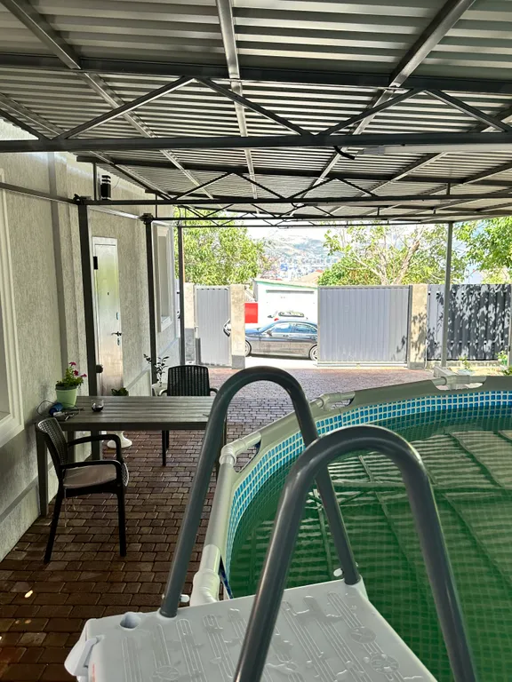 Уютный новый дом в центре города с бассейном