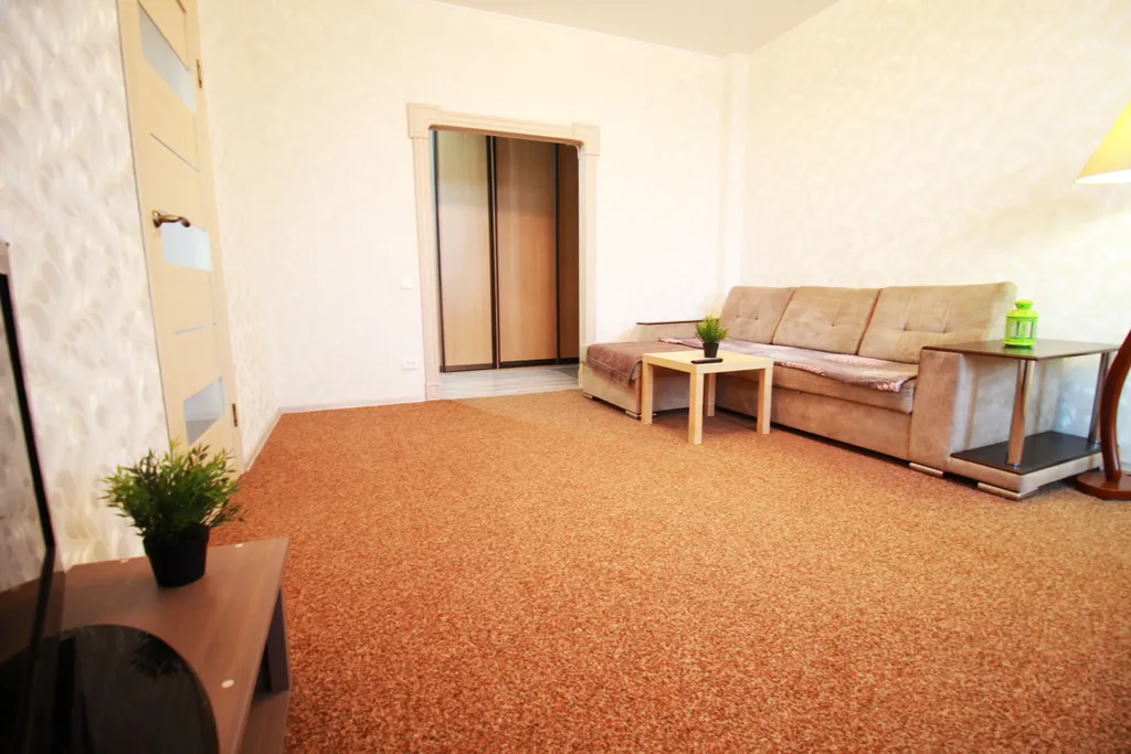 Большая двухкомнатная квартира в центре города с удобной транспортной доступностью