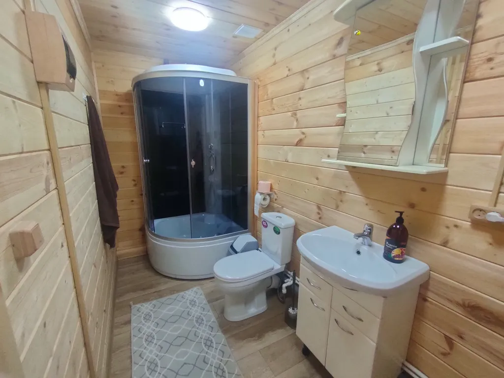 Дом на самом берегу озера селигер