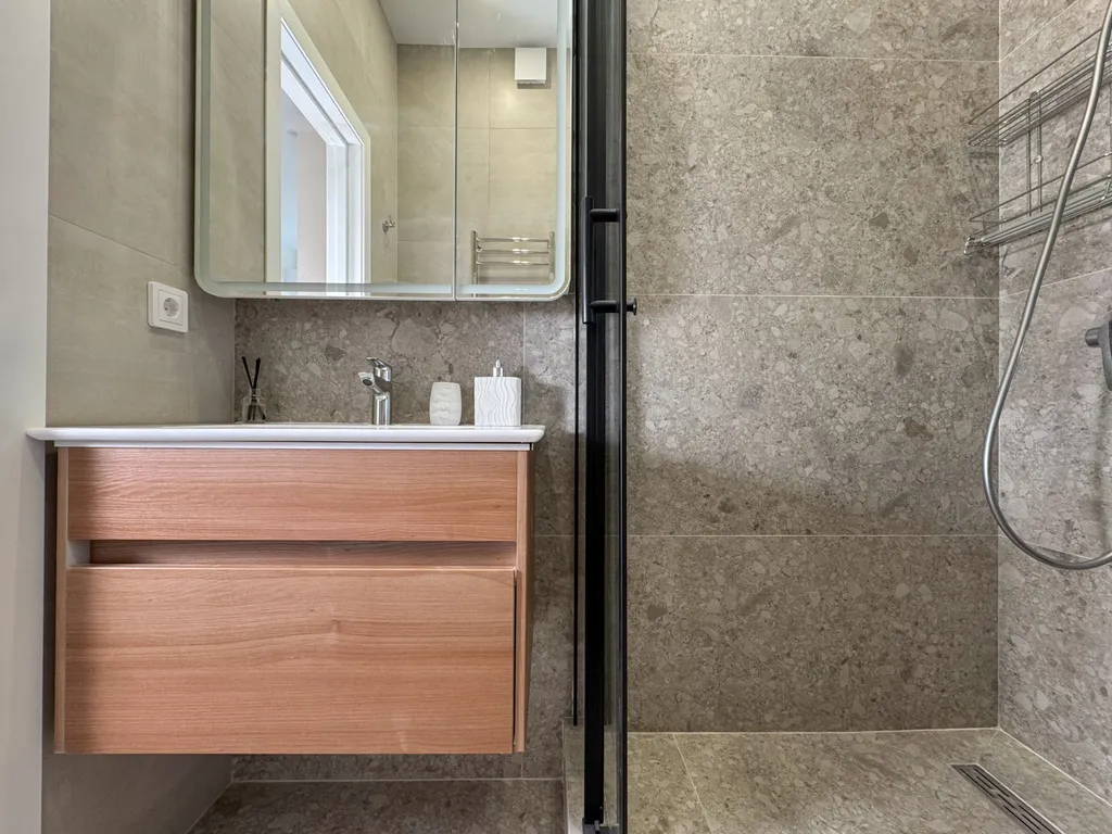 Яркая студия с видом на море