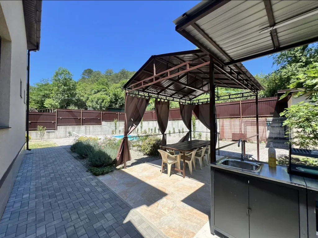 Большой дом с бассейном