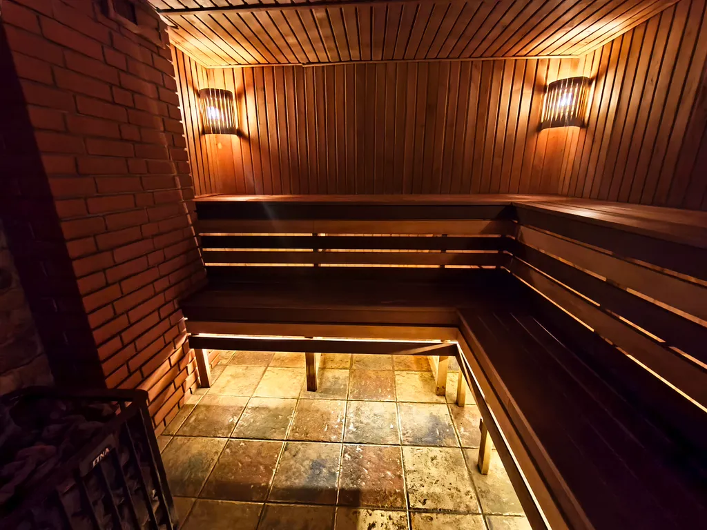 Уютный загородный дом с баней и прудом недалеко от моря