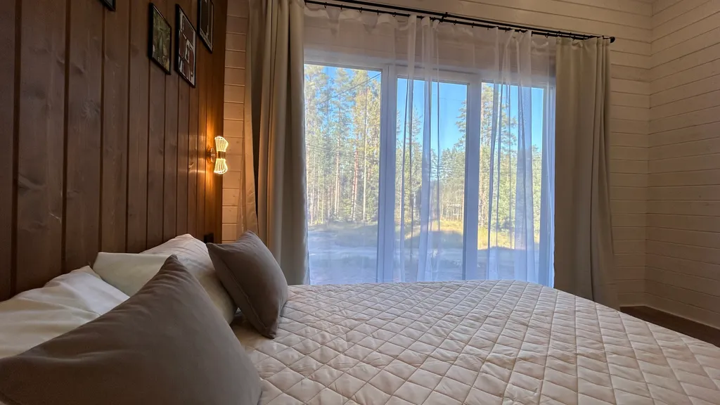 Загородный дом с большой террасой, кострищем и лесом