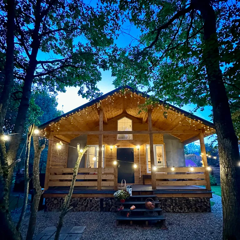 Дача с лесным характером, дровяным камином, сауной и банным чаном