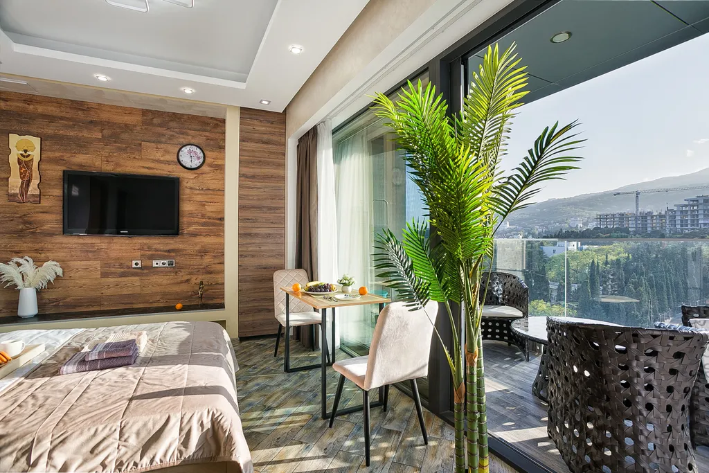 Студия терраса вид на горы и частично на море в приморском парке