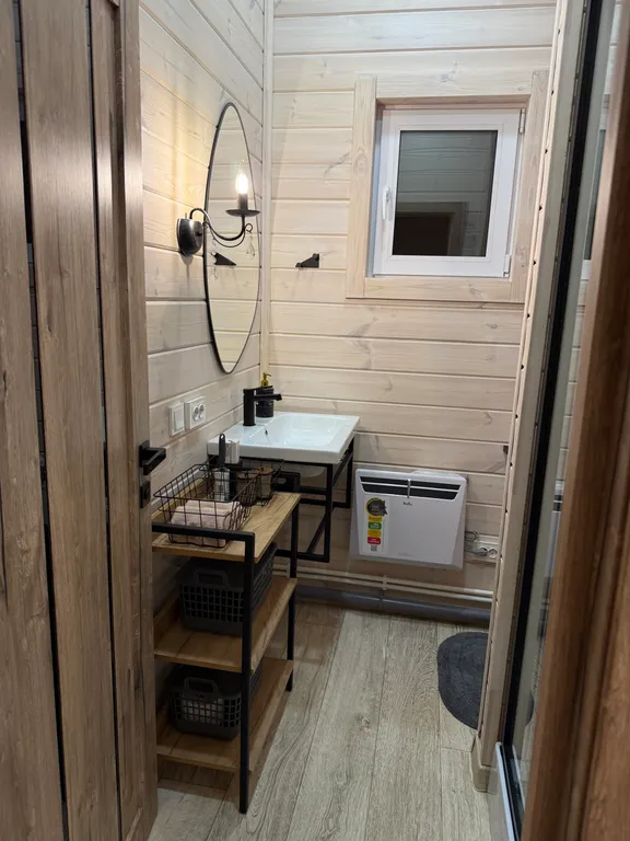 Уютный дом с чаном на опушке леса