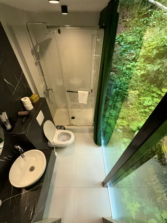 Стеклянный домик в сердце Домбая