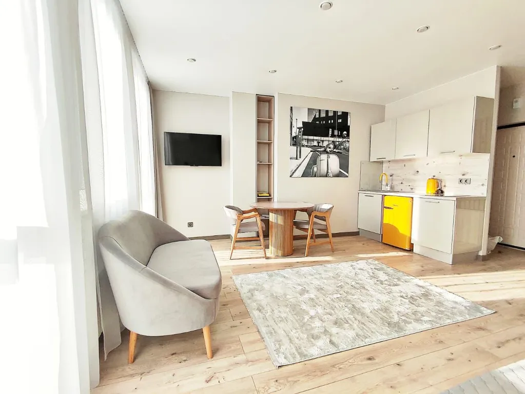 Студия с видом на город