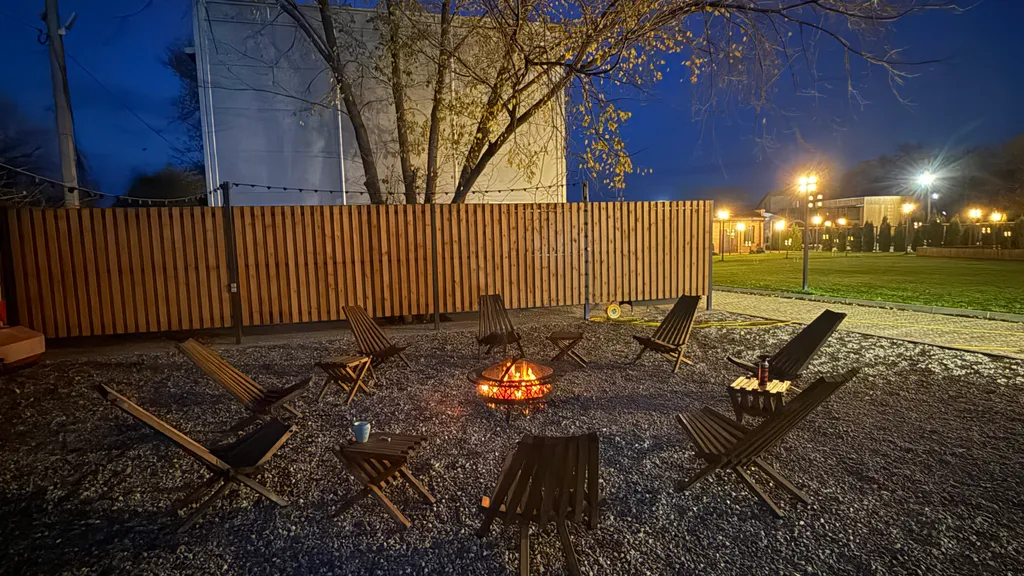 А-фрейм с бассейном и видом на озеро