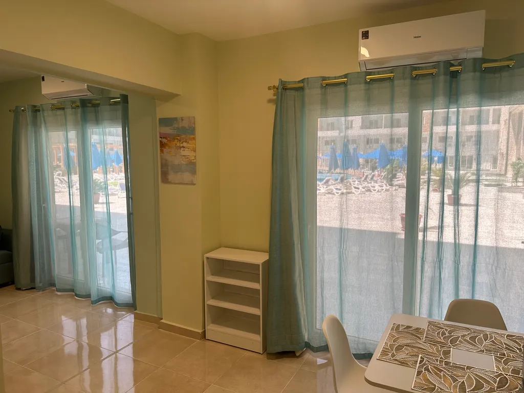 Апартаменты с личным пляжем и бассейном