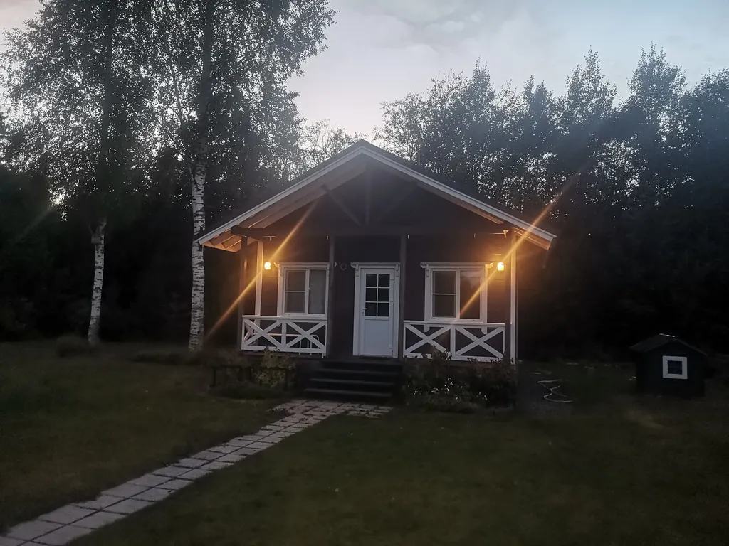 Дом с садом между лесом и рекой