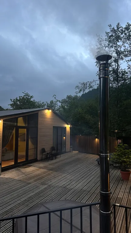 Домик в горах на берегу горной речки