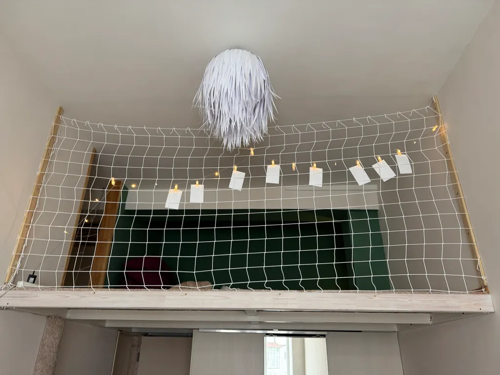 Двушка с антресольным этажом с проектором