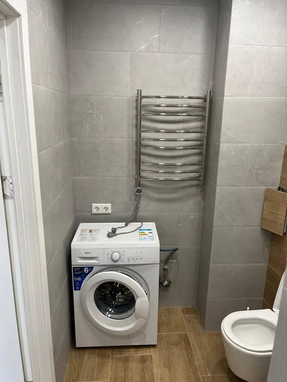 Шикаpная студия с панoрамными окнами и великoлепным видoм на лec