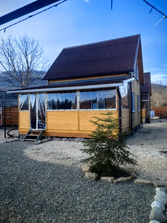 Уютный деревянный домик с видом на реку