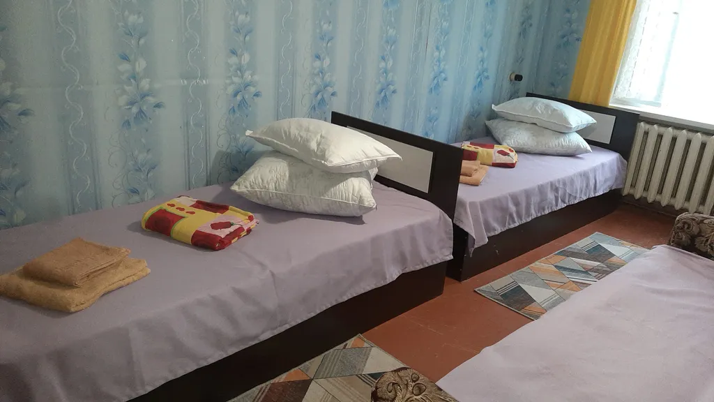 Очень,  очень тёплая квартира и тихая улица.