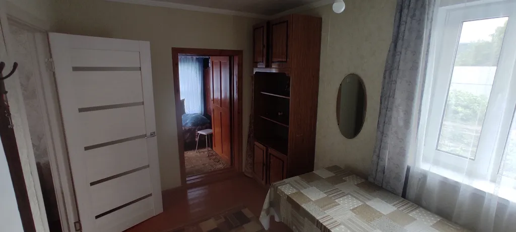 Маленький дом, простенький ремонт, не далеко он озер