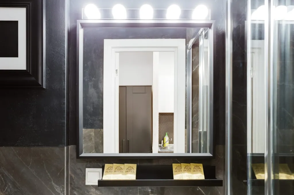 Студия в красном рядом с Мегой