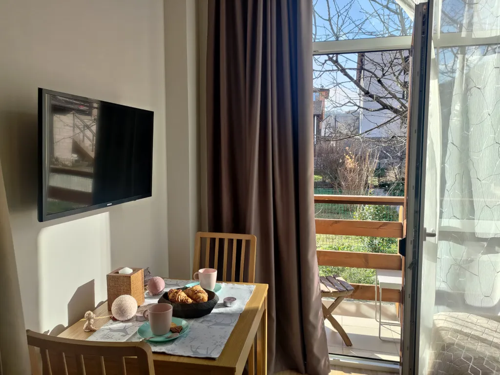 Удобная и уютная студия с балконом и видом на сад и горы