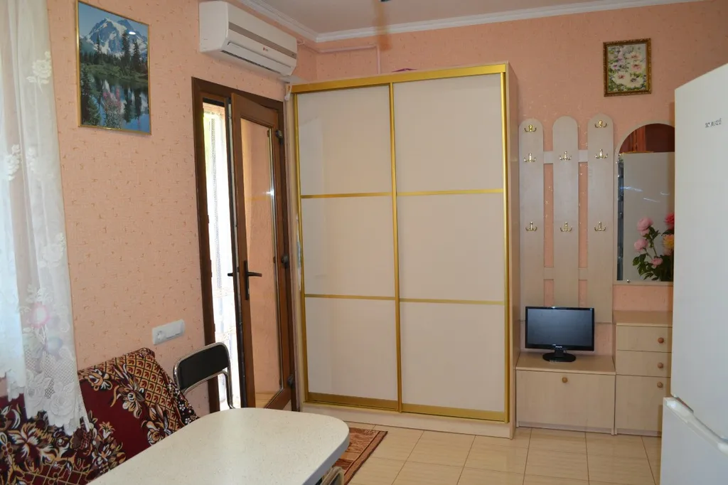 Двухкомнатный дом в санаторной зоне Евпатории