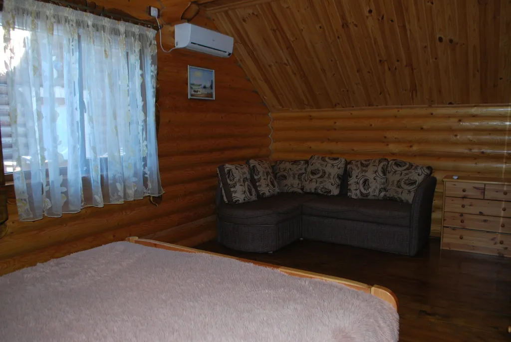 Деревянный сруб на Западном побережье Крыма