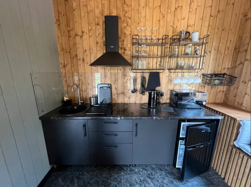 Домик в лесу с террасой и панорамными окнами для 2-4 гостей