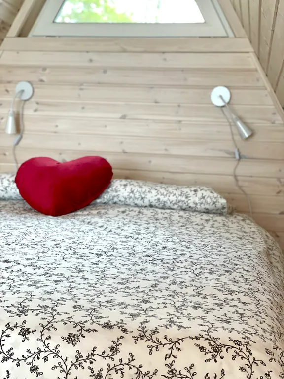 Дом-шалаш для семейной пары