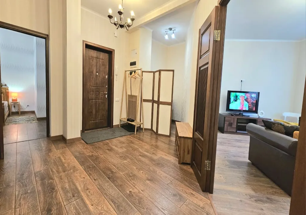В центре, рядом с Кремлёвской Набережной
