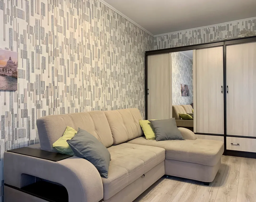 Двухкомнатная квартира возле метро.