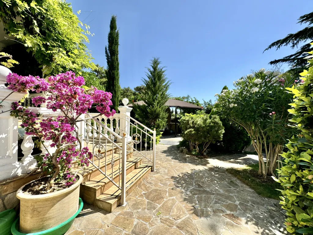 Шикарный дом в заповедной зоне в Ялте