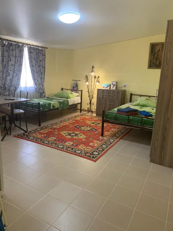 Квартира Трехместная студия со своей собственной ванной комнатой и кухней — аренда посуточно в Голубицкая