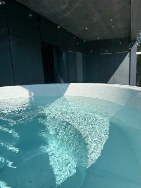 Зеркальный дом на воде