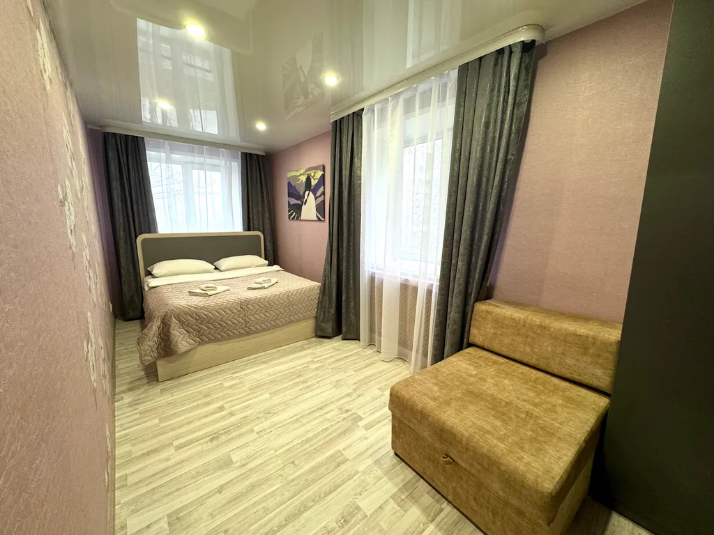 Двухкомнатная студия с красным диваном в центре города