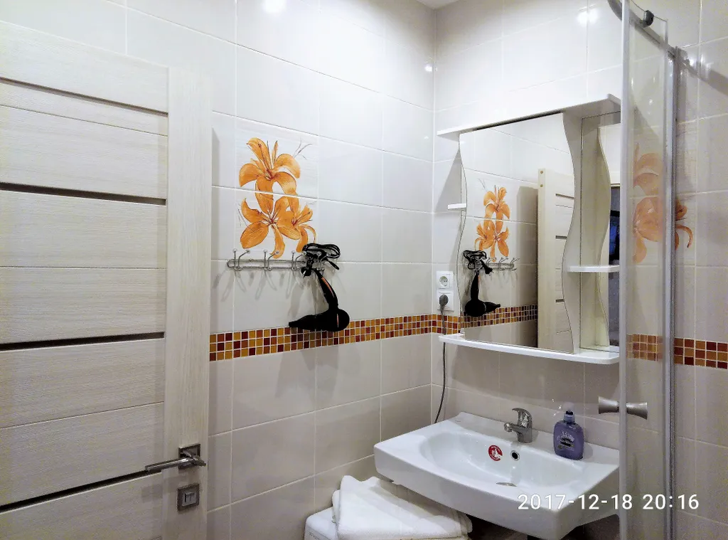 Уютная студия Мегаполис с большими окнами и плотными шторами