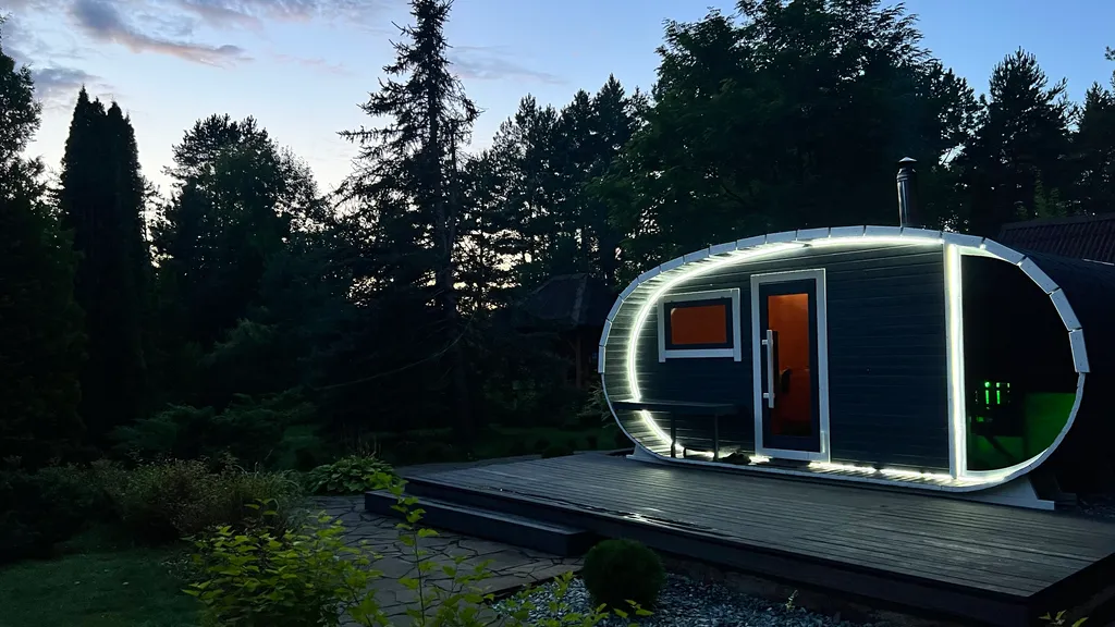 Уединённый хутор в лесу у реки с баней и камином