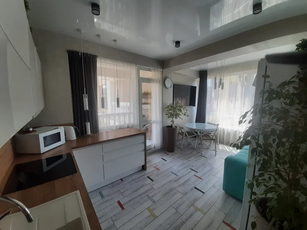 Уютная квартира с большим балконом и живописным видом на набережную — аренда посуточно в Дагомыс