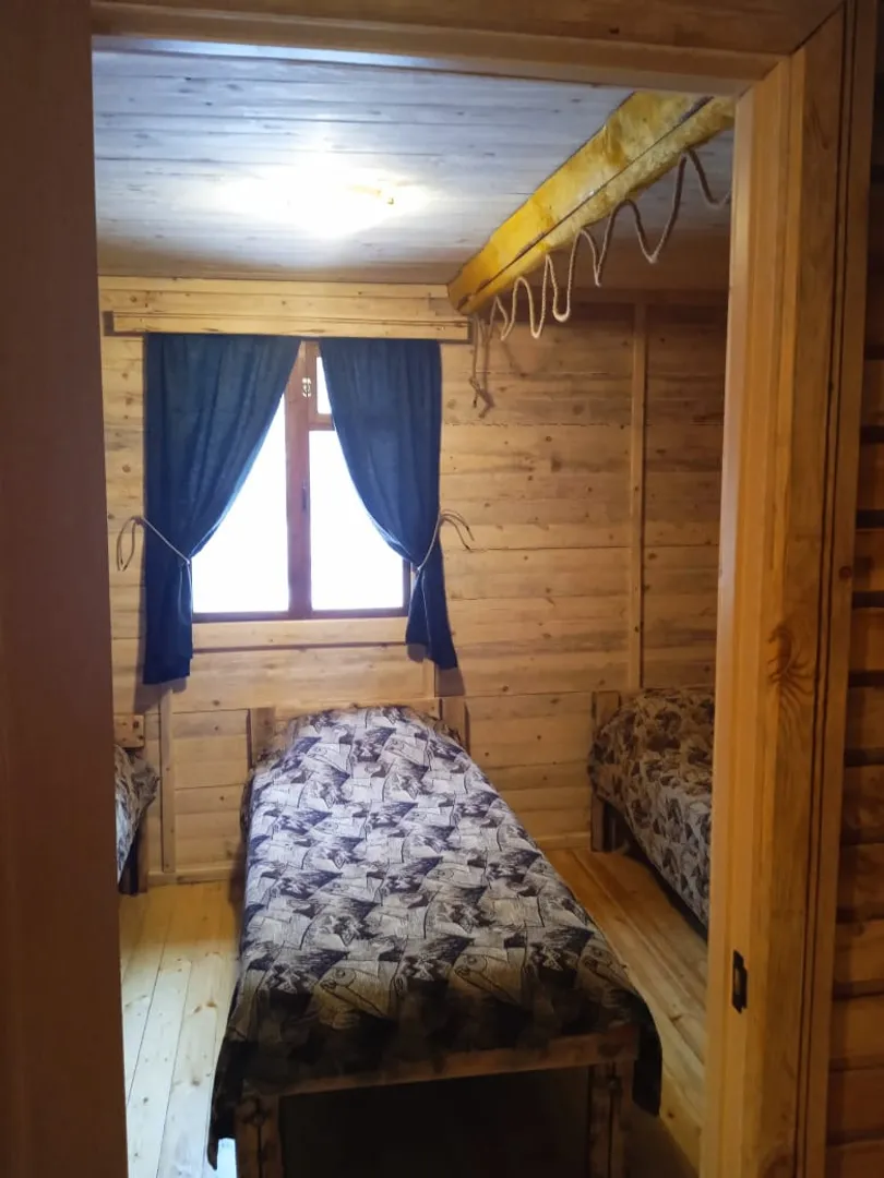 3 односпальные кровати.
