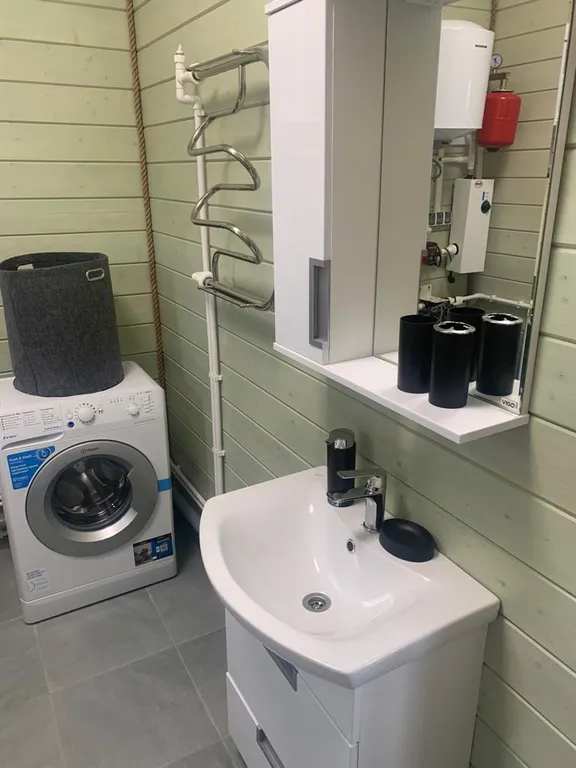 Уютный домик на берегу реки