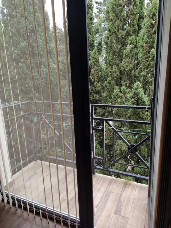 Уютная студия с балконом в центре поселка