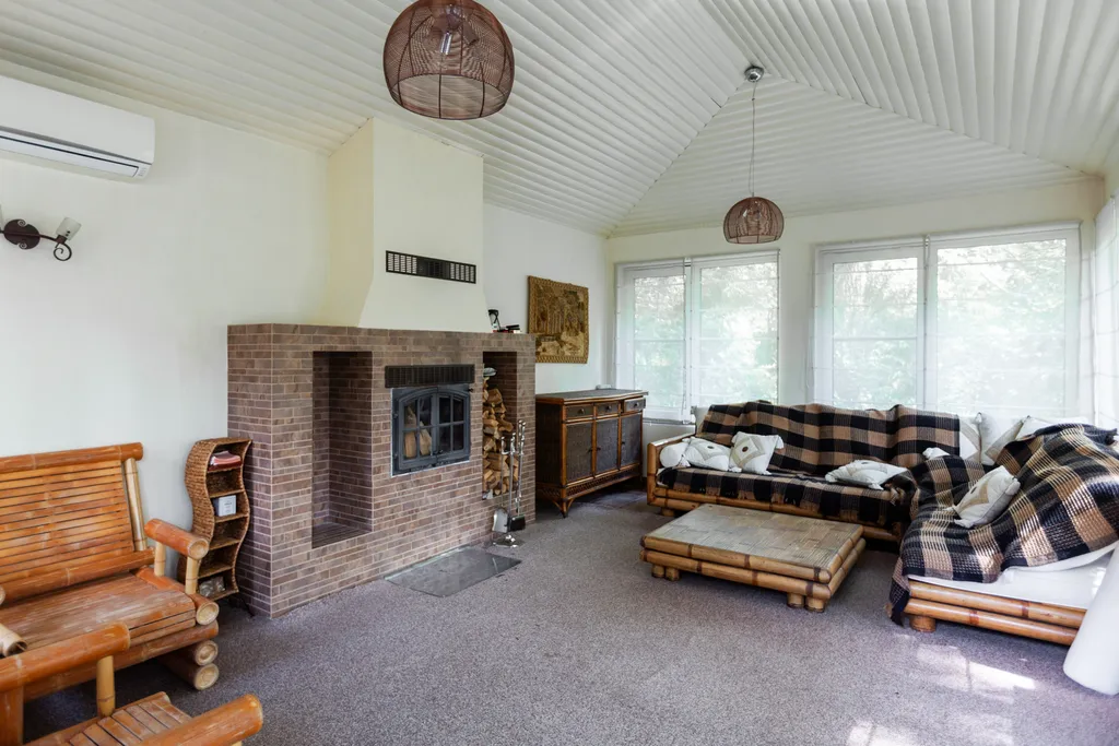 Загородный дом с бассейном, сауной и собственным лесом на участке