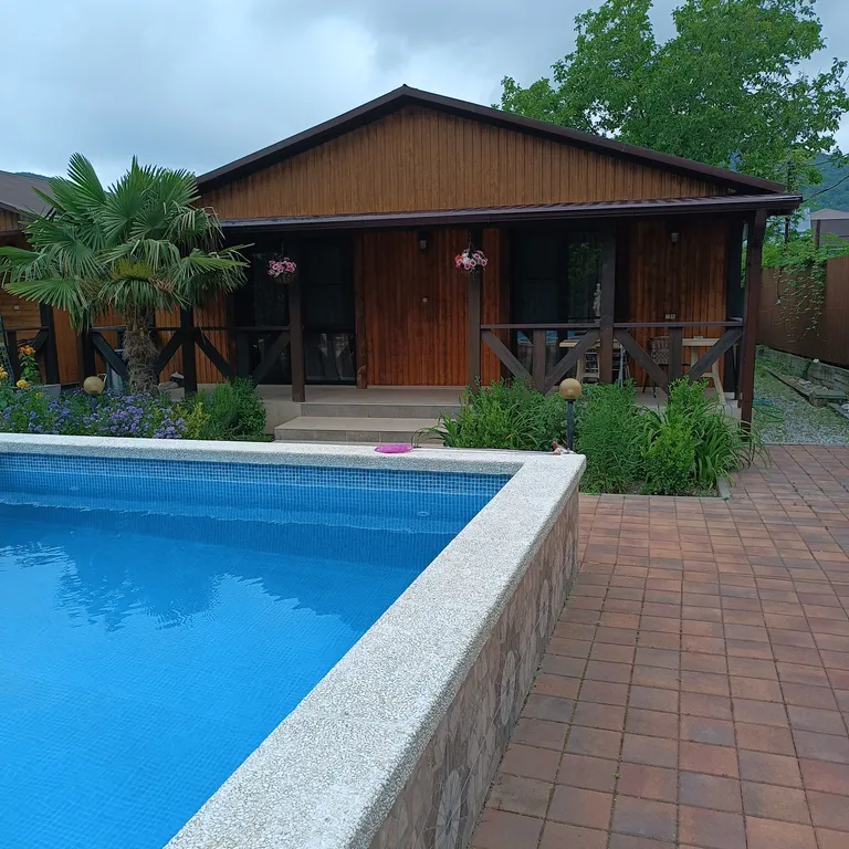 Дом у бассейна