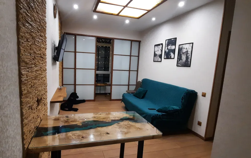 Апартамент с лаундж-зоной в экодизайне в центре города