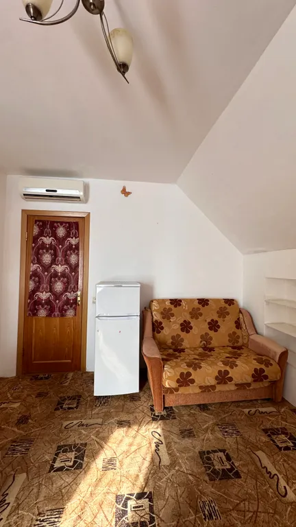 Благоустроенная комната в коттедже с балконом