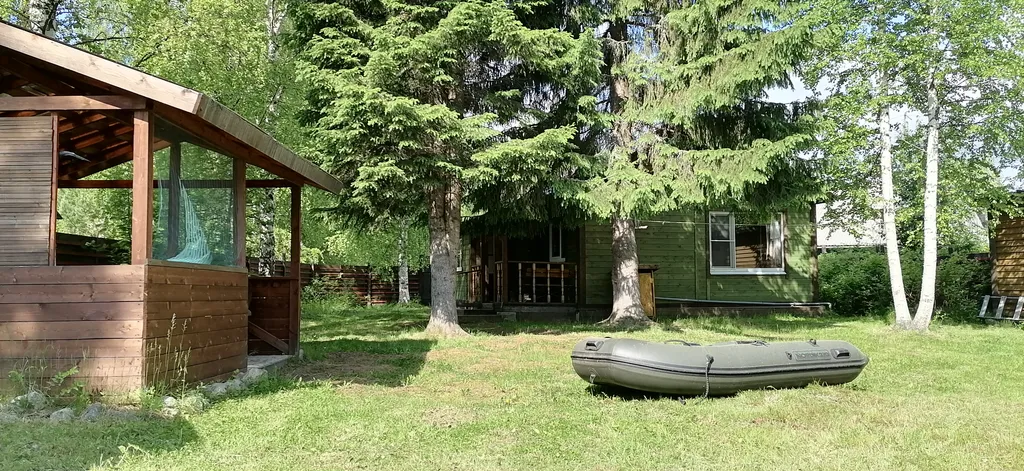 Дом рядом с озером