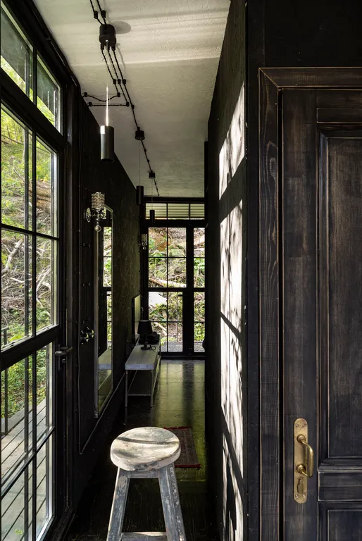 Домик на лесном склоне с видом на горы