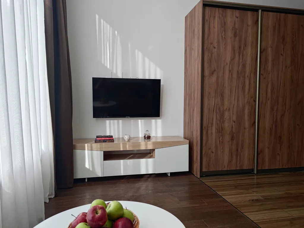 Студия с панорамным окном в окружении леса