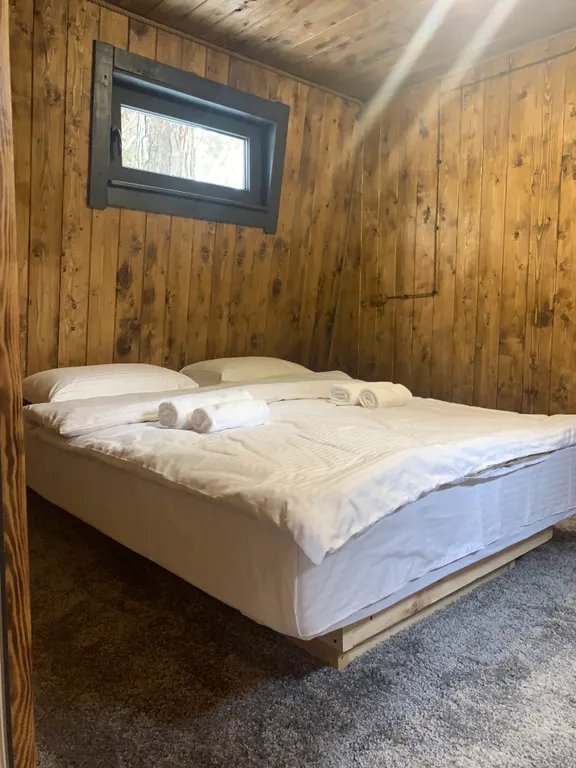 Уютный двухэтажный домик у реки, треугольник